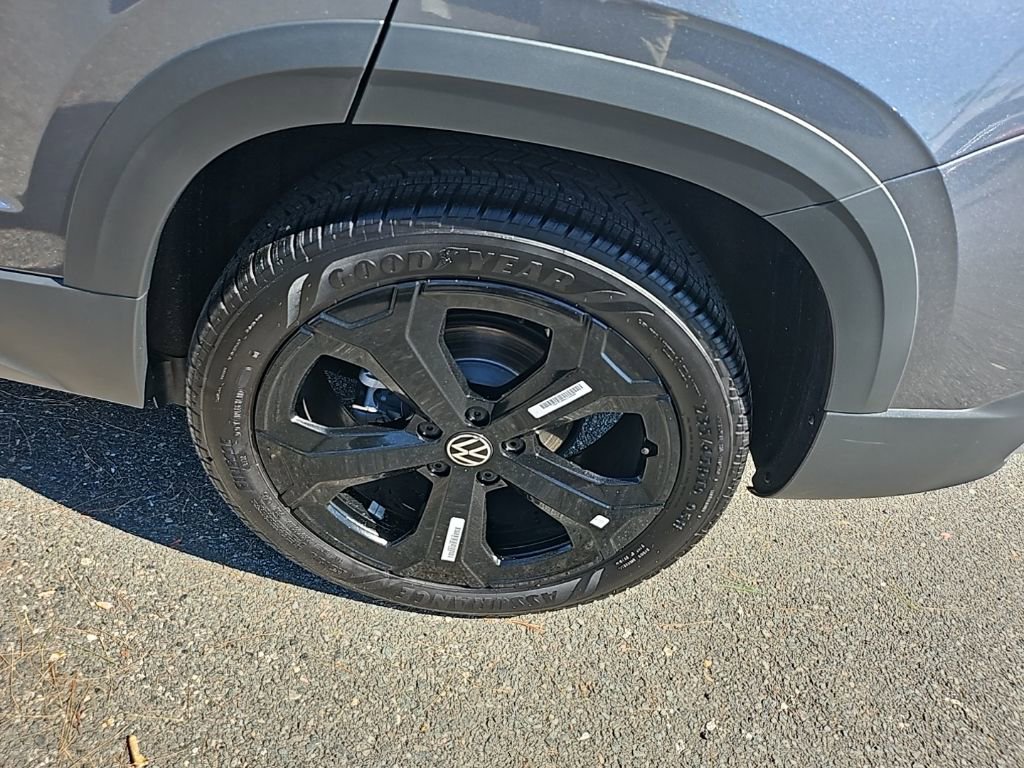 Certified 2025 Volkswagen Taos SEL image 17