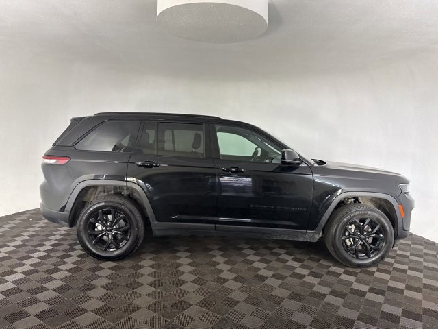 Used 2024 Jeep Grand Cherokee Altitude image 4