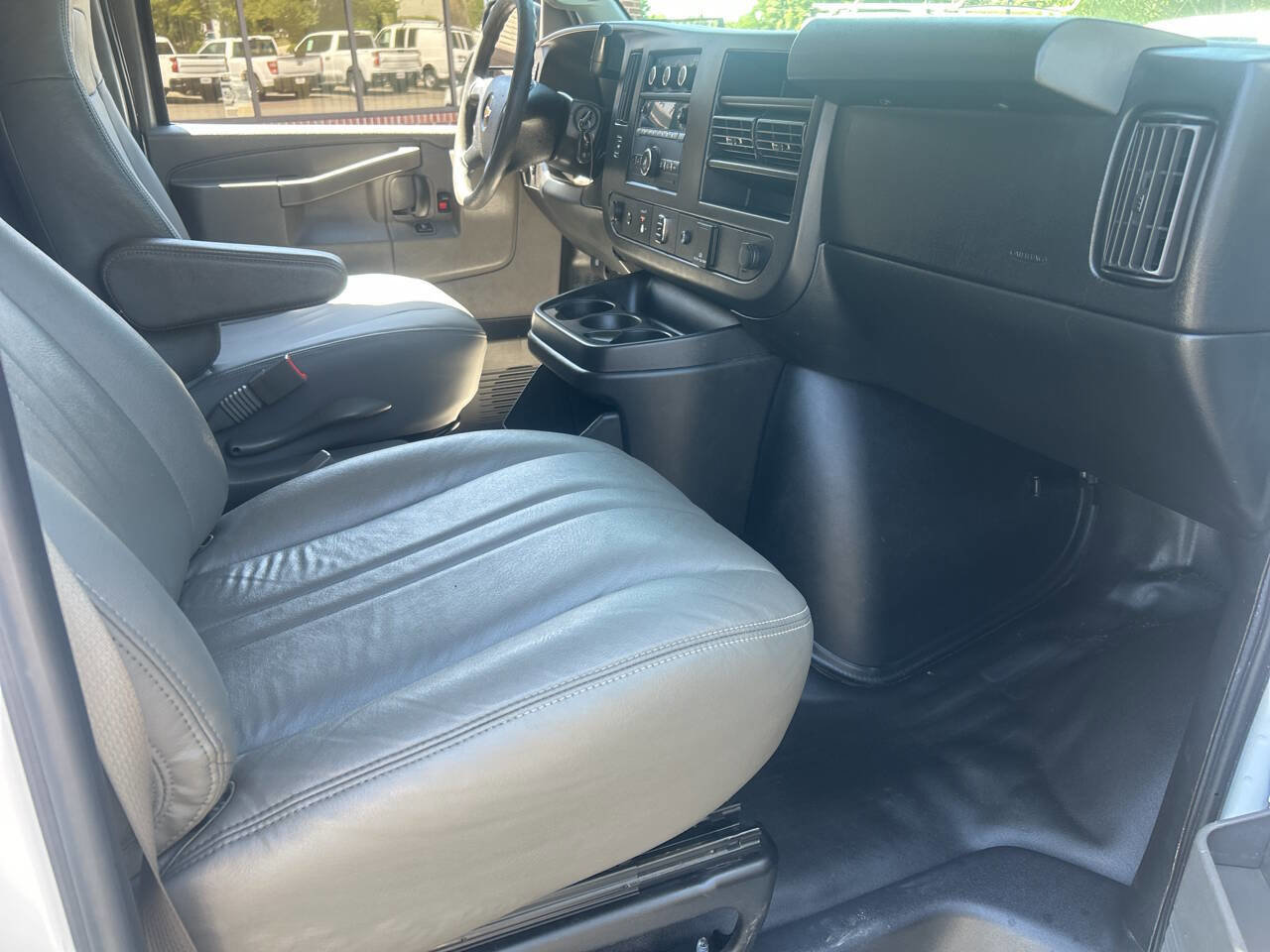 Used 2017 Chevrolet Express 2500 RWD image 20
