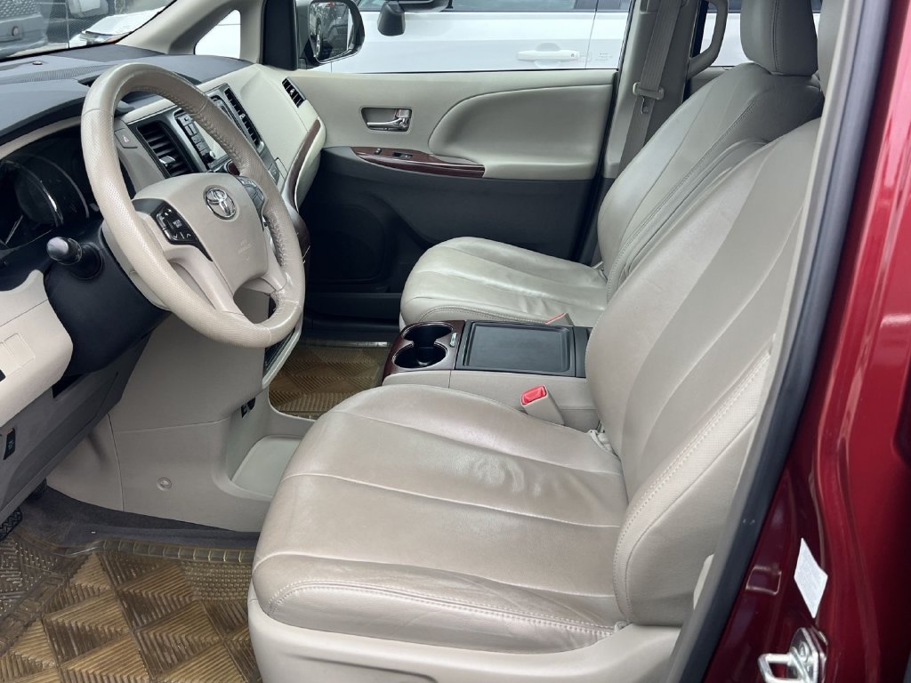 Used 2013 Toyota Sienna XLE w/ Entertainment Pkg FWD image 11