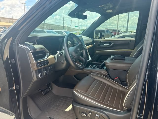 Certified 2025 GMC Yukon Denali Ultimate w/ LPO, Floor Liner Package AWD/4WD image 6