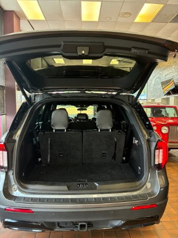 Used 2025 Ford Explorer ST-Line w/ ST-Line Street Pack AWD/4WD image 32