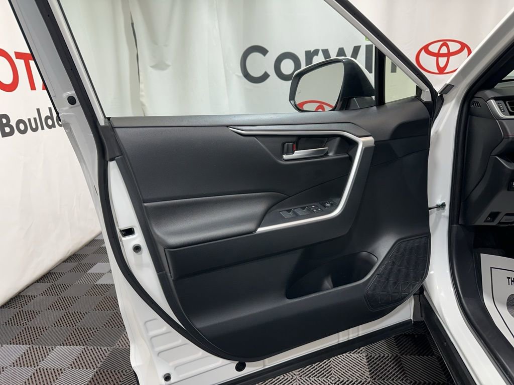 Used 2025 Toyota RAV4 SE image 19