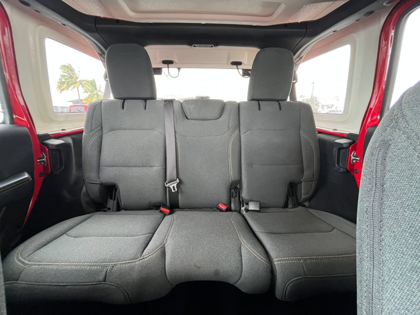 Used 2025 Jeep Wrangler Unlimited Sahara AWD/4WD image 32