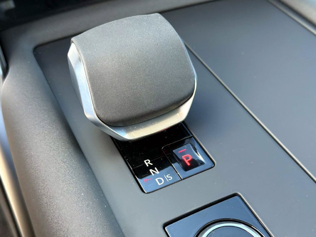 New 2026 Land Rover Discovery Limited Edition AWD/4WD image 25
