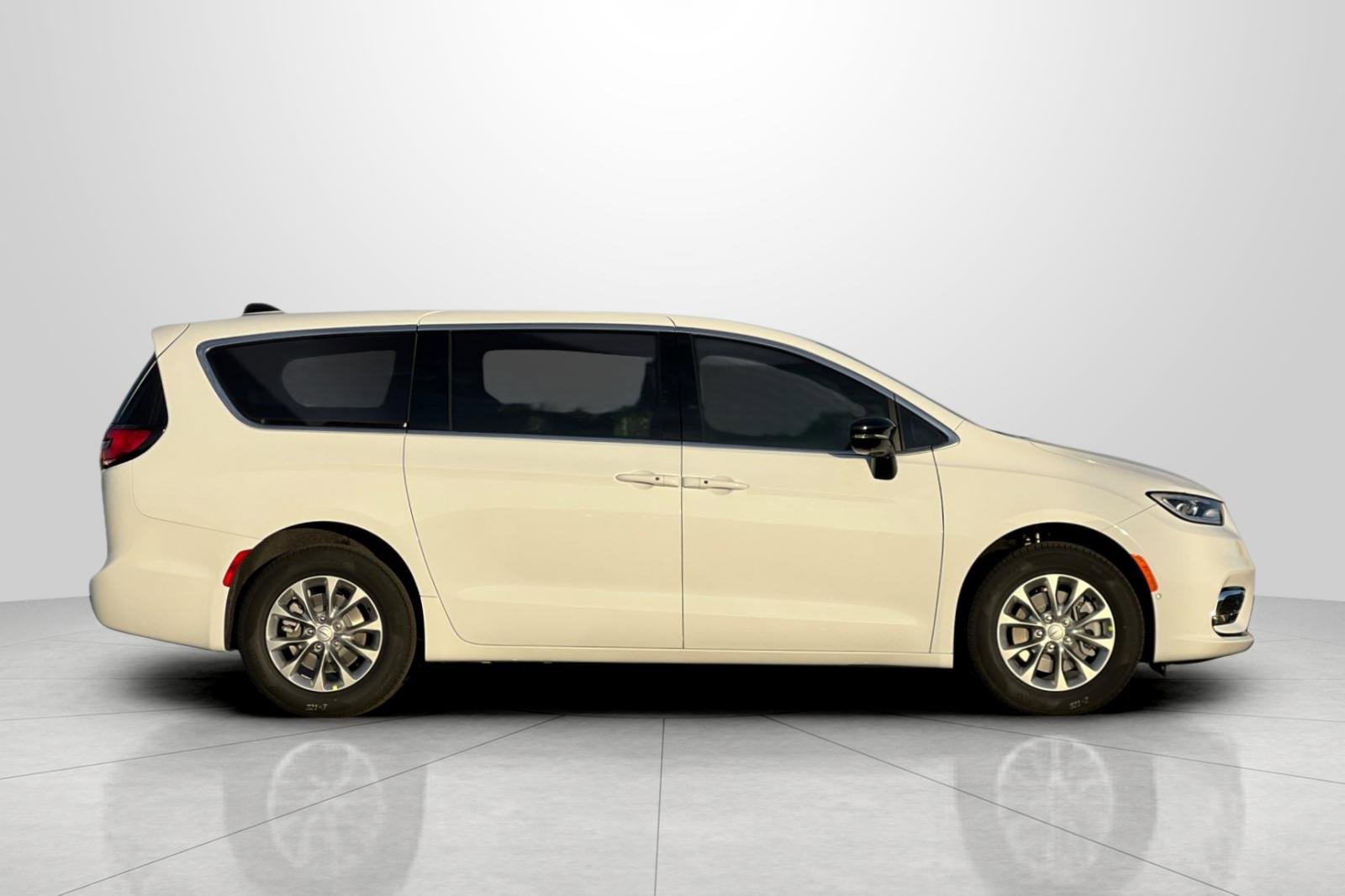 New 2026 Chrysler Pacifica Select image 4
