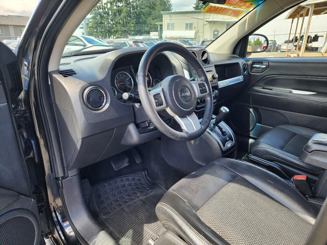 Used 2015 Jeep Compass Latitude FWD image 13