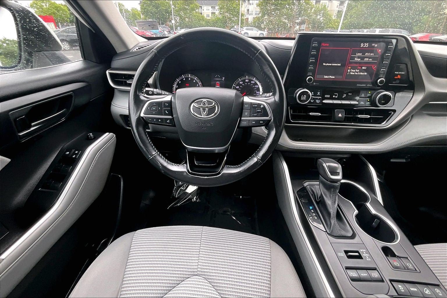 Used 2021 Toyota Highlander LE AWD/4WD image 5