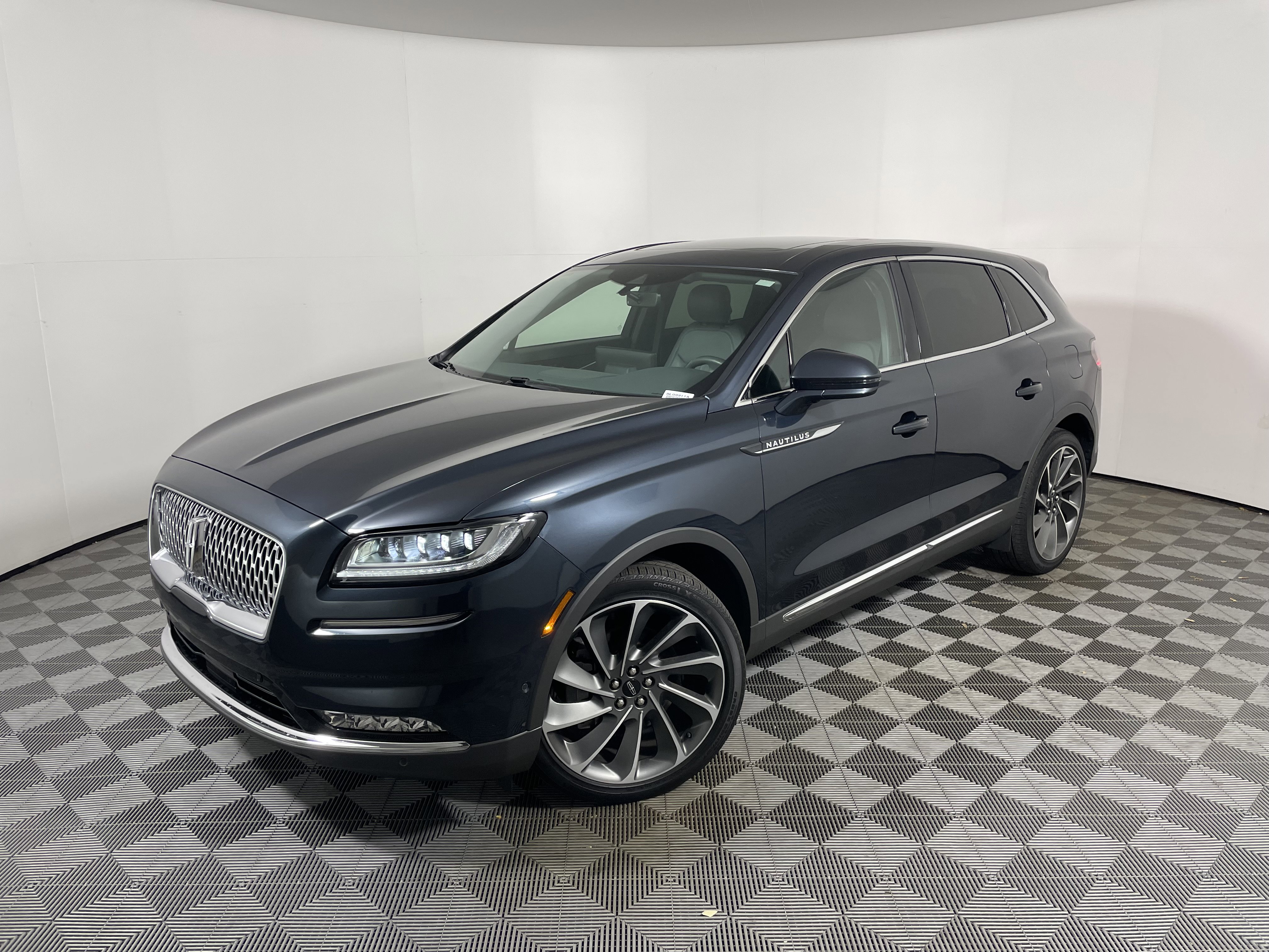 Used 2023 Lincoln Nautilus Reserve w/ Equipment Group 202A image 9