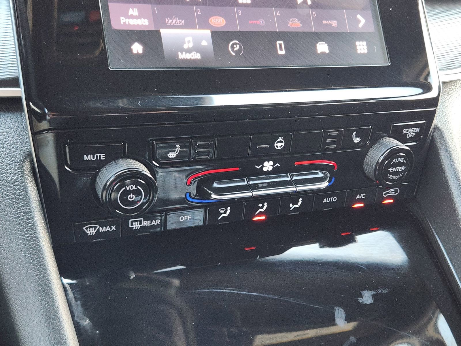 Used 2025 Jeep Grand Cherokee Laredo w/ Luxury Tech Group I image 19