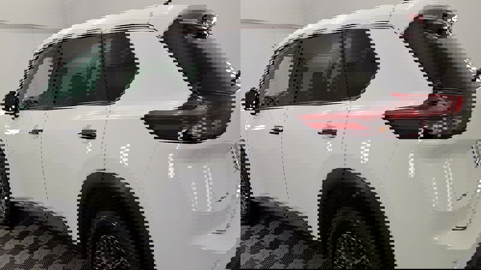 Used 2024 Nissan Rogue S image 2