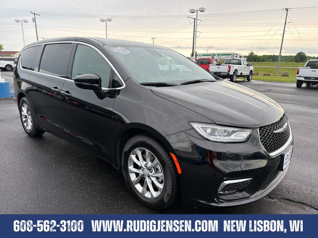 Used 2026 Chrysler Pacifica Limited FWD image 7