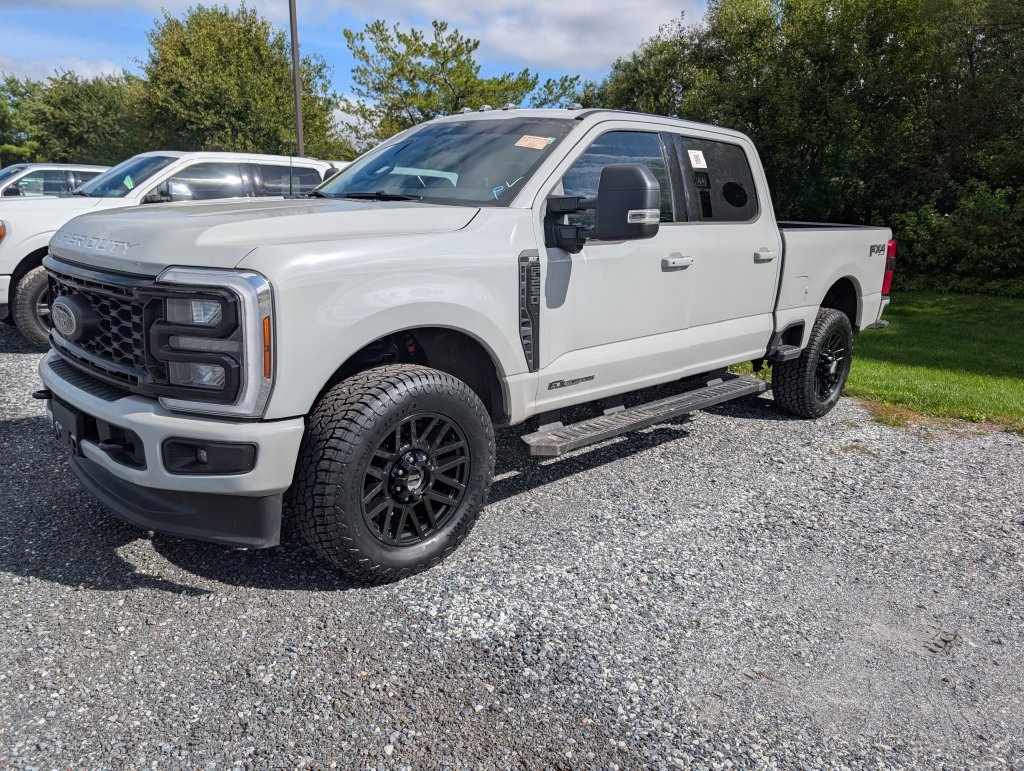 Used 2025 Ford F250 XLT w/ Black Appearance Package AWD/4WD image 2