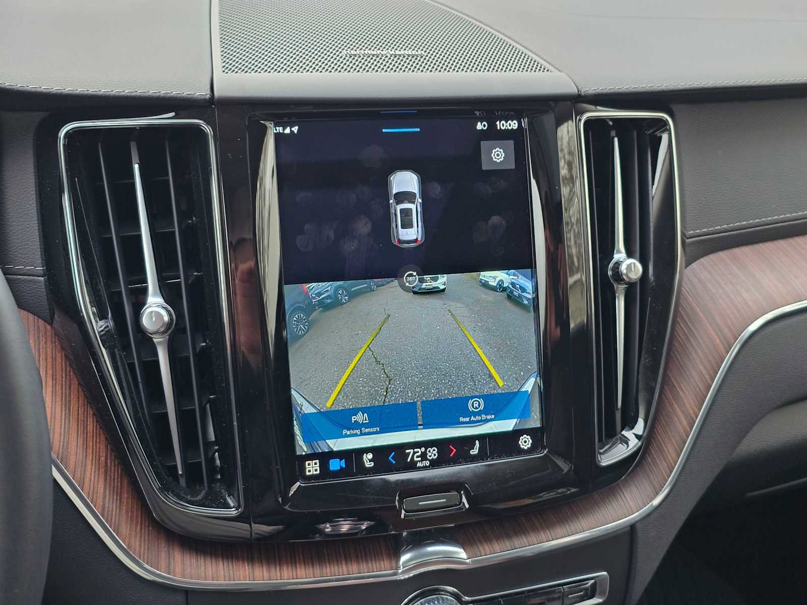 Certified 2023 Volvo XC60 T8 Ultimate w/ Climate Package image 23