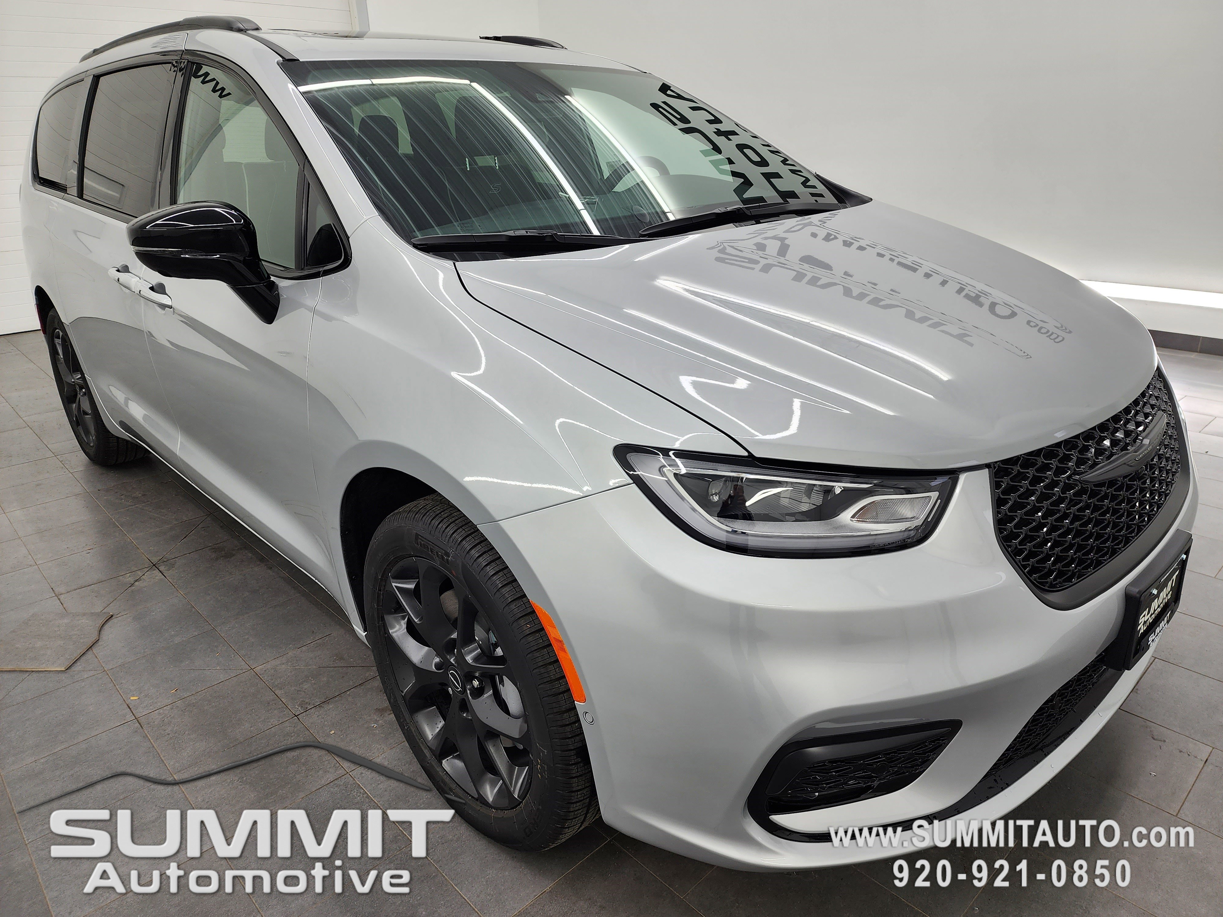 New 2026 Chrysler Pacifica Limited w/ S Appearance Package image 2