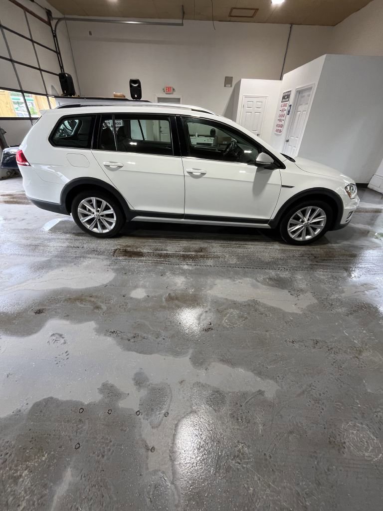 Used 2017 Volkswagen Golf Alltrack S AWD/4WD image 2