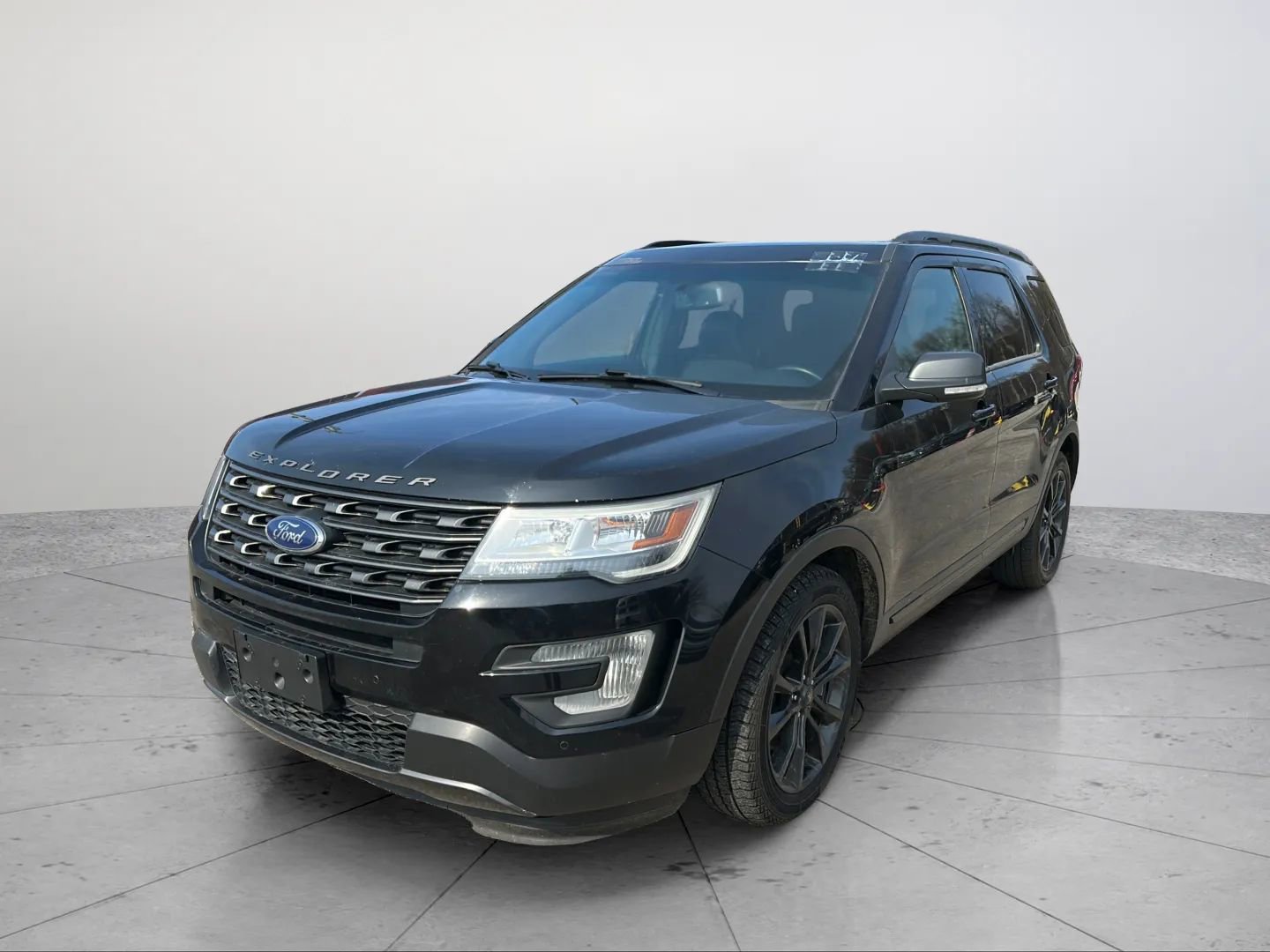 Used 2017 Ford Explorer XLT w/ Equipment Group 202A image 9