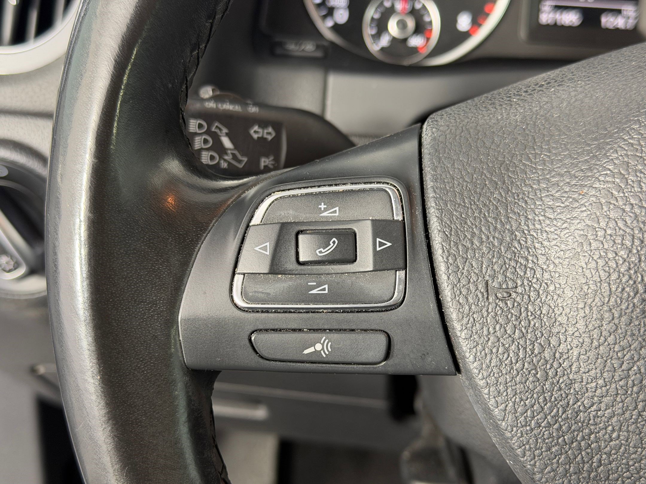 Used 2014 Volkswagen Tiguan S image 15