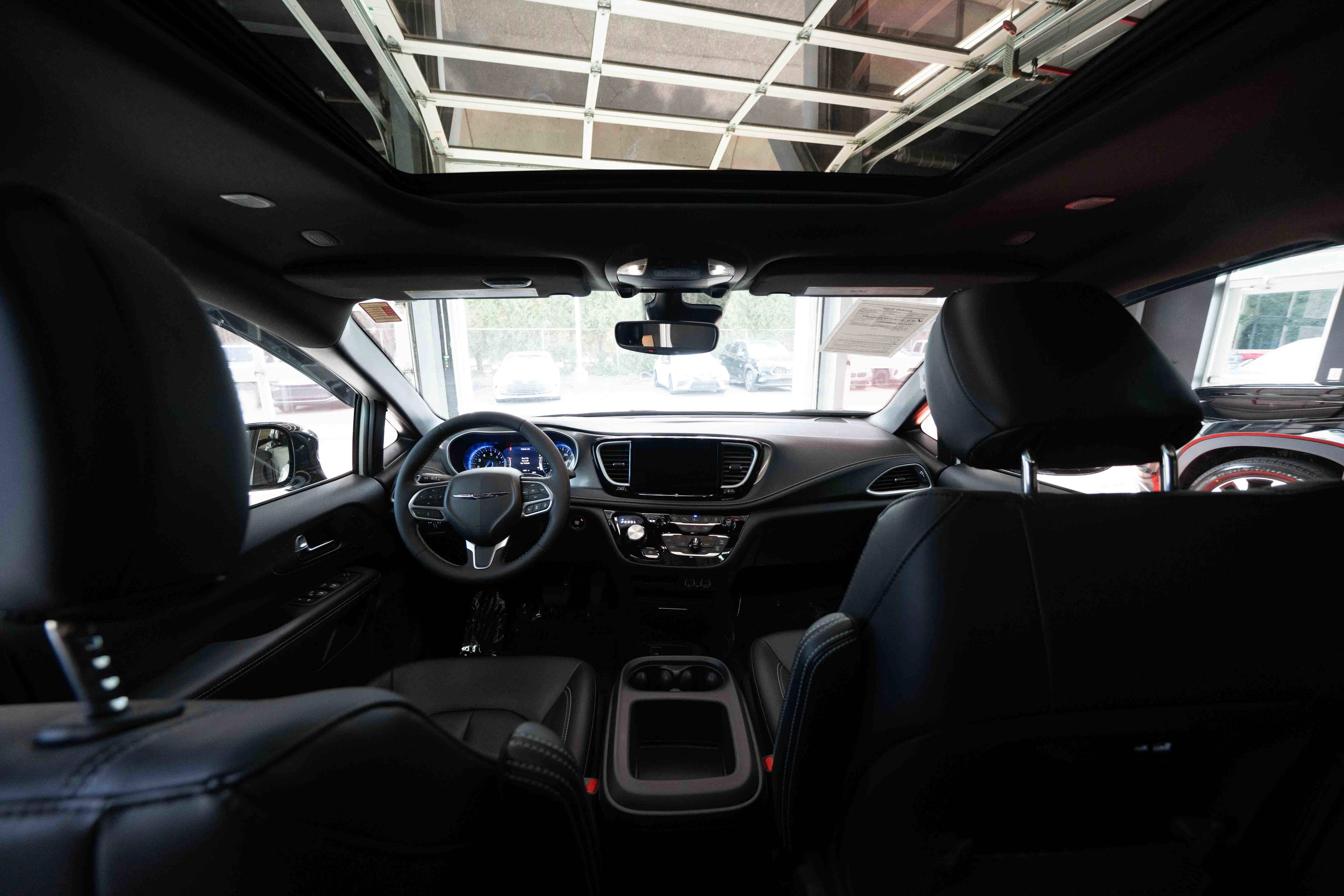 Used 2025 Chrysler Pacifica Select image 19