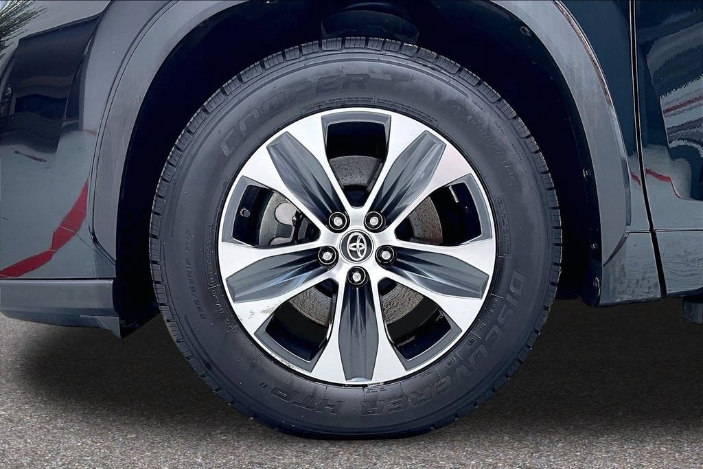 Certified 2020 Toyota Highlander XLE FWD image 38