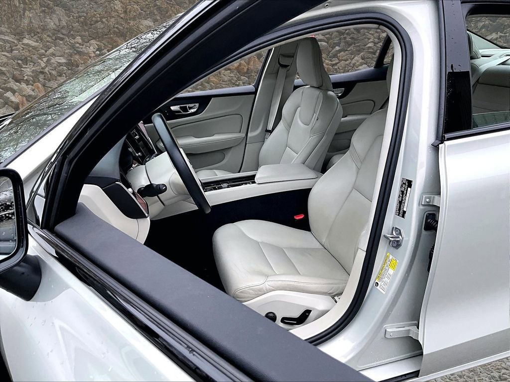 Used 2022 Volvo S60 B5 Momentum w/ Climate Package FWD image 23