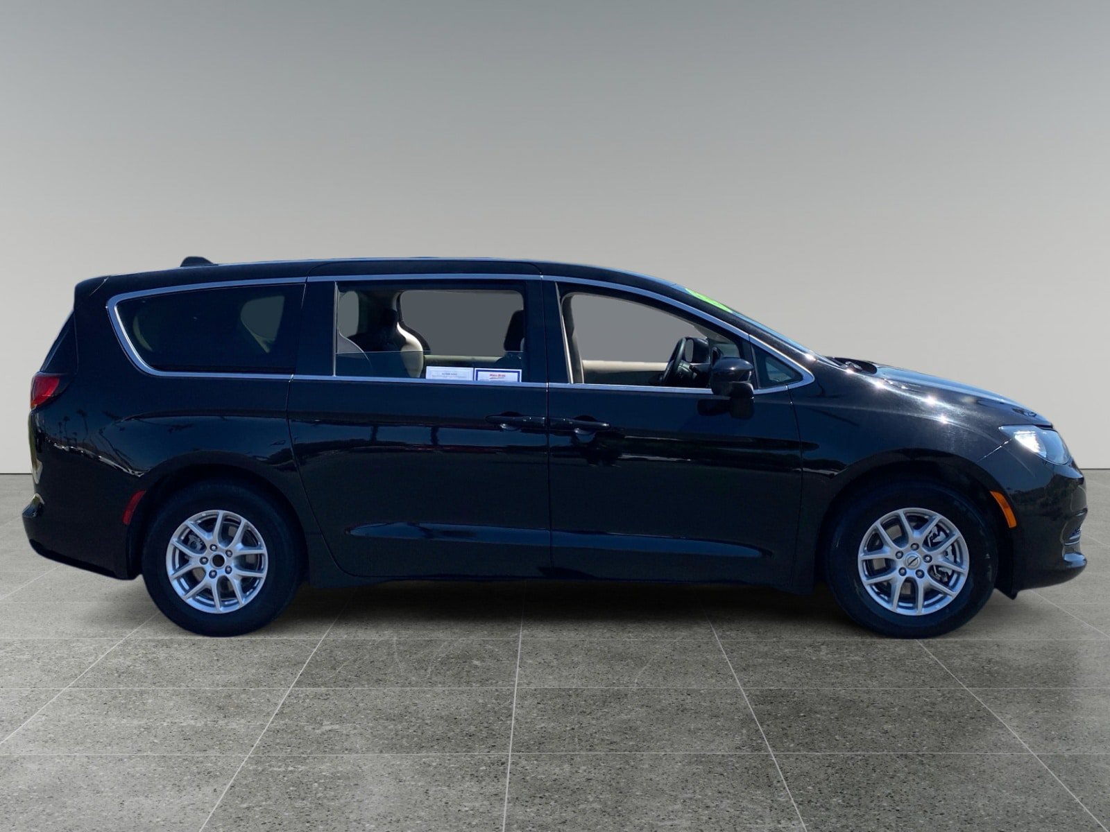 Used 2024 Chrysler Voyager LX FWD image 6
