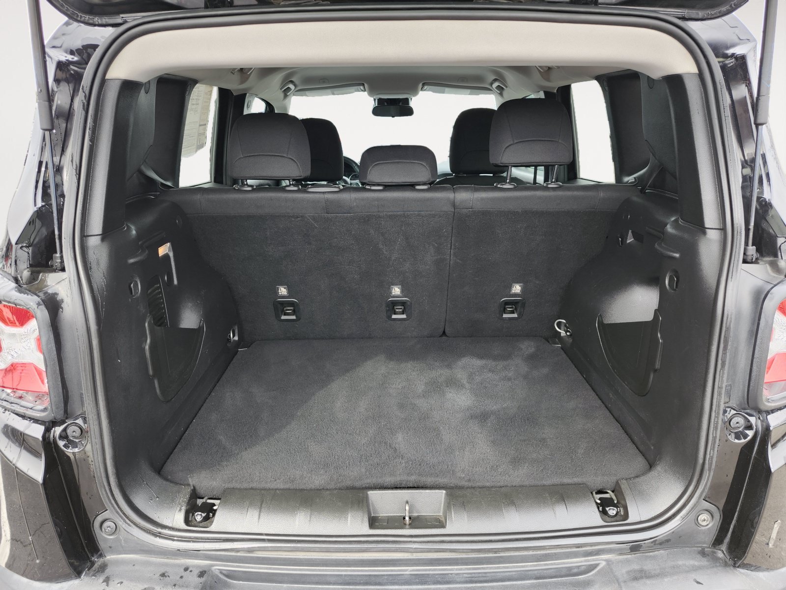 Used 2020 Jeep Renegade Latitude FWD image 19
