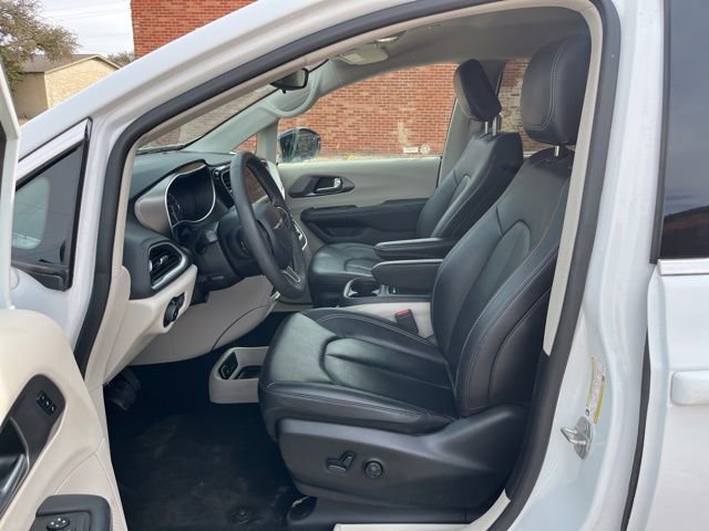 Used 2024 Chrysler Pacifica Touring-L image 14