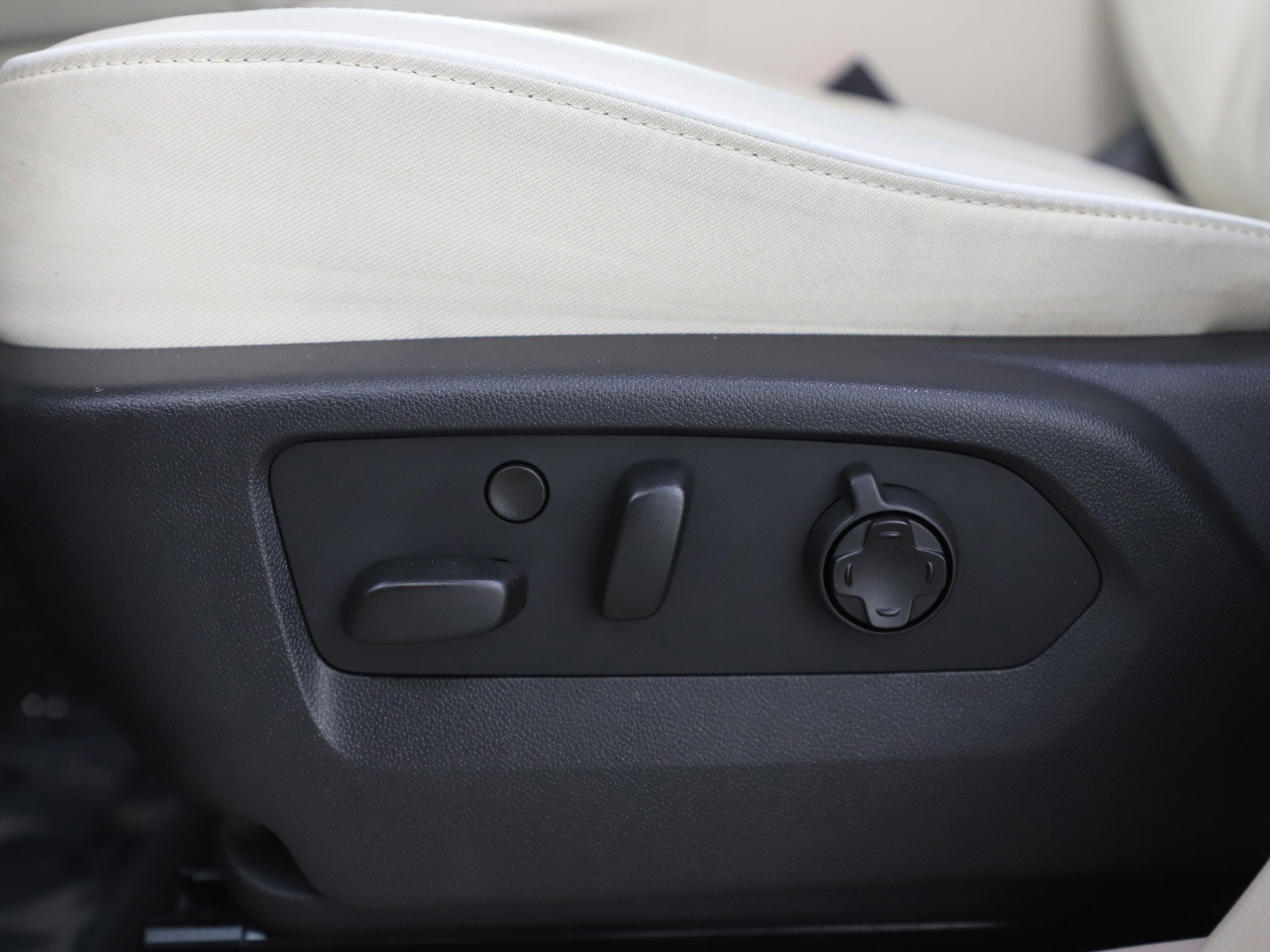 Used 2021 Buick Envision Avenir w/ Technology Package II image 29