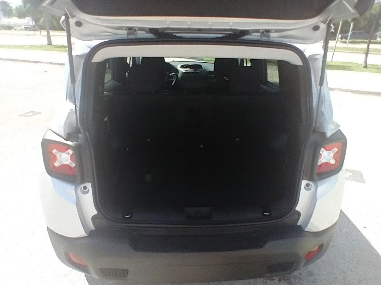 Used 2020 Jeep Renegade Latitude w/ Cold Weather Group FWD image 13