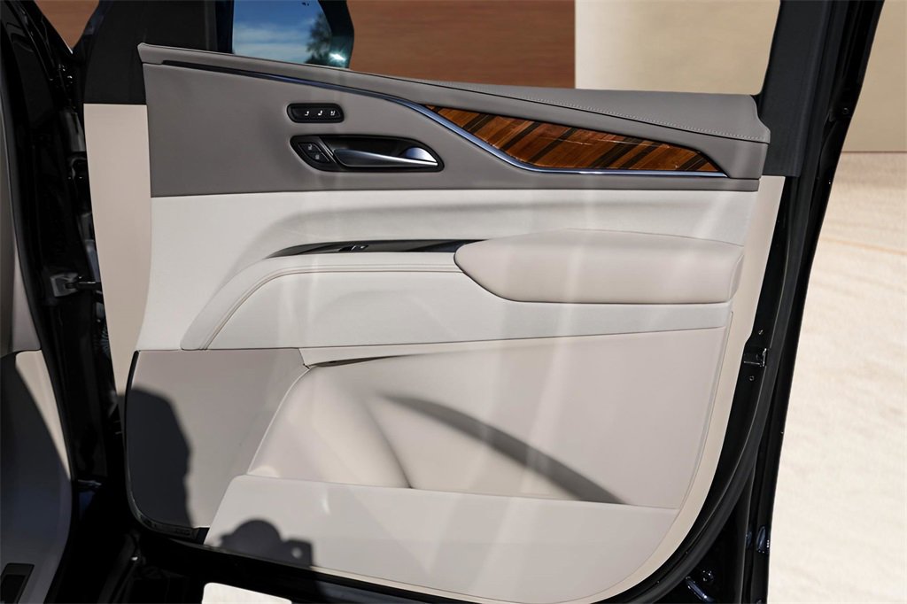 Certified 2024 Cadillac Escalade Premium Luxury Platinum w/ Heavy-Duty Trailer Package image 28