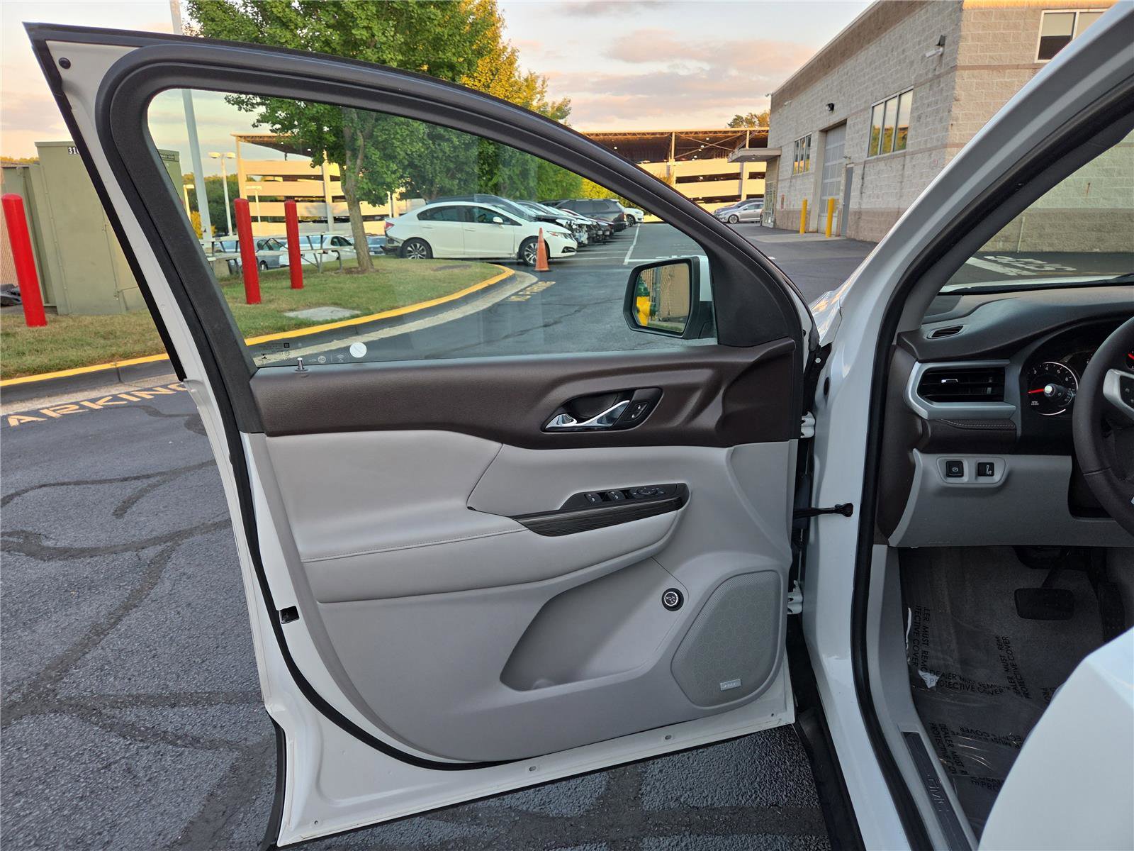 Used 2017 GMC Acadia SLT image 11