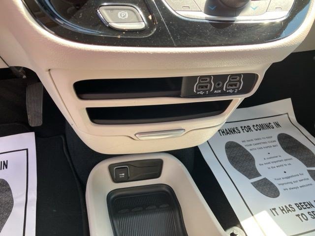 Used 2024 Chrysler Pacifica Touring-L FWD image 19