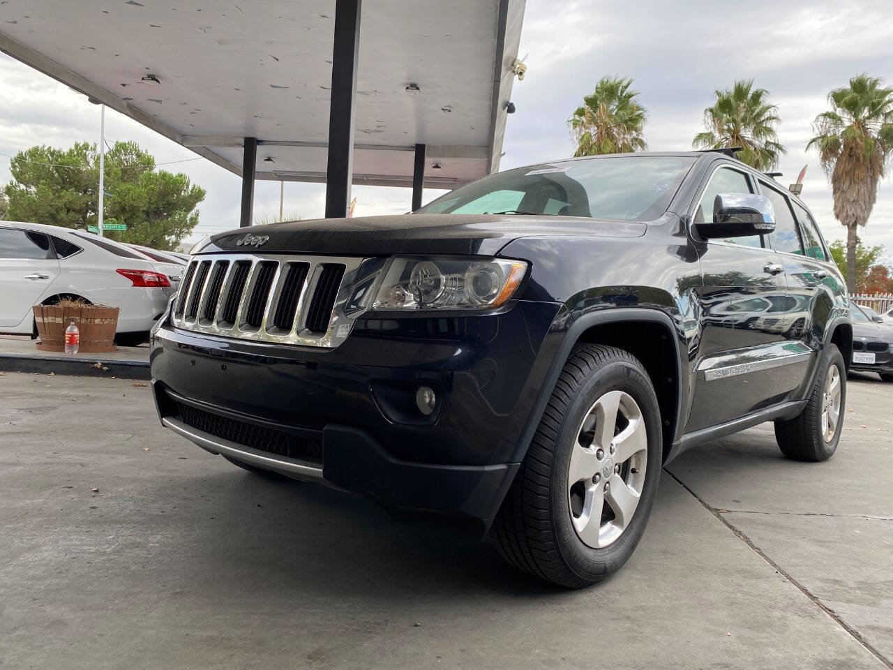 Used 2013 Jeep Grand Cherokee Limited w/ Luxury Group II image 2