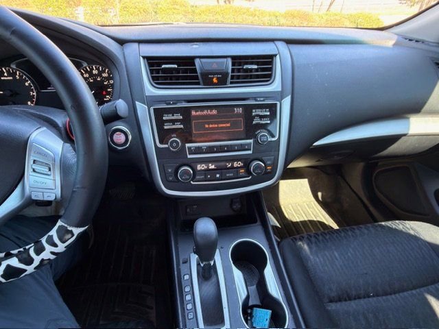 Used 2017 Nissan Altima 2.5 SV image 2