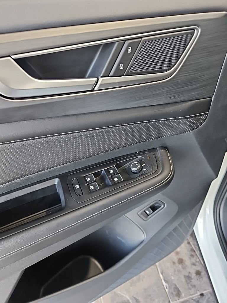 Used 2025 Volkswagen Atlas Cross Sport SE image 27