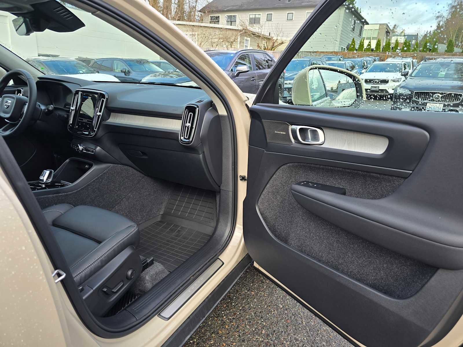 Certified 2025 Volvo XC40 B5 Plus w/ Climate Package image 10