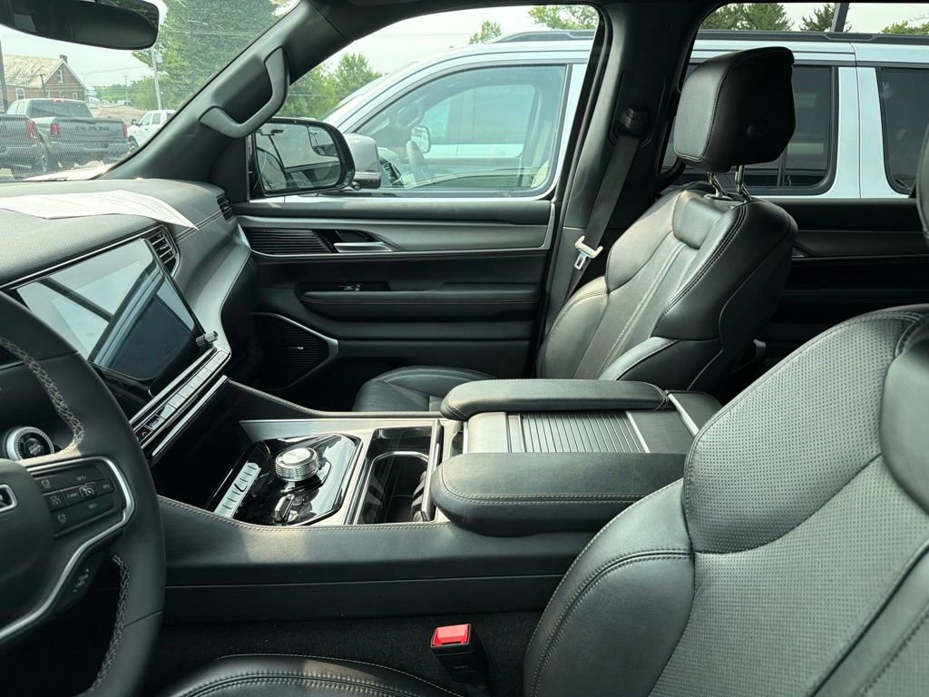 Used 2025 Jeep Wagoneer 4WD w/ Mopar Step-Up Package image 10