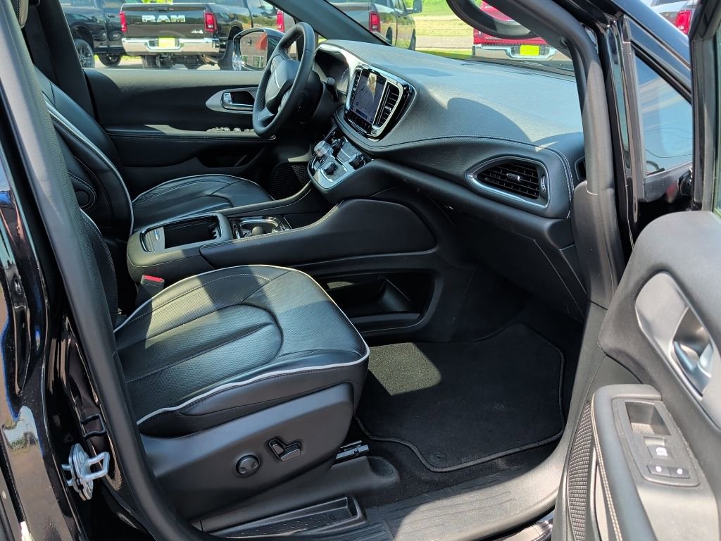 Used 2025 Chrysler Pacifica Limited FWD image 39