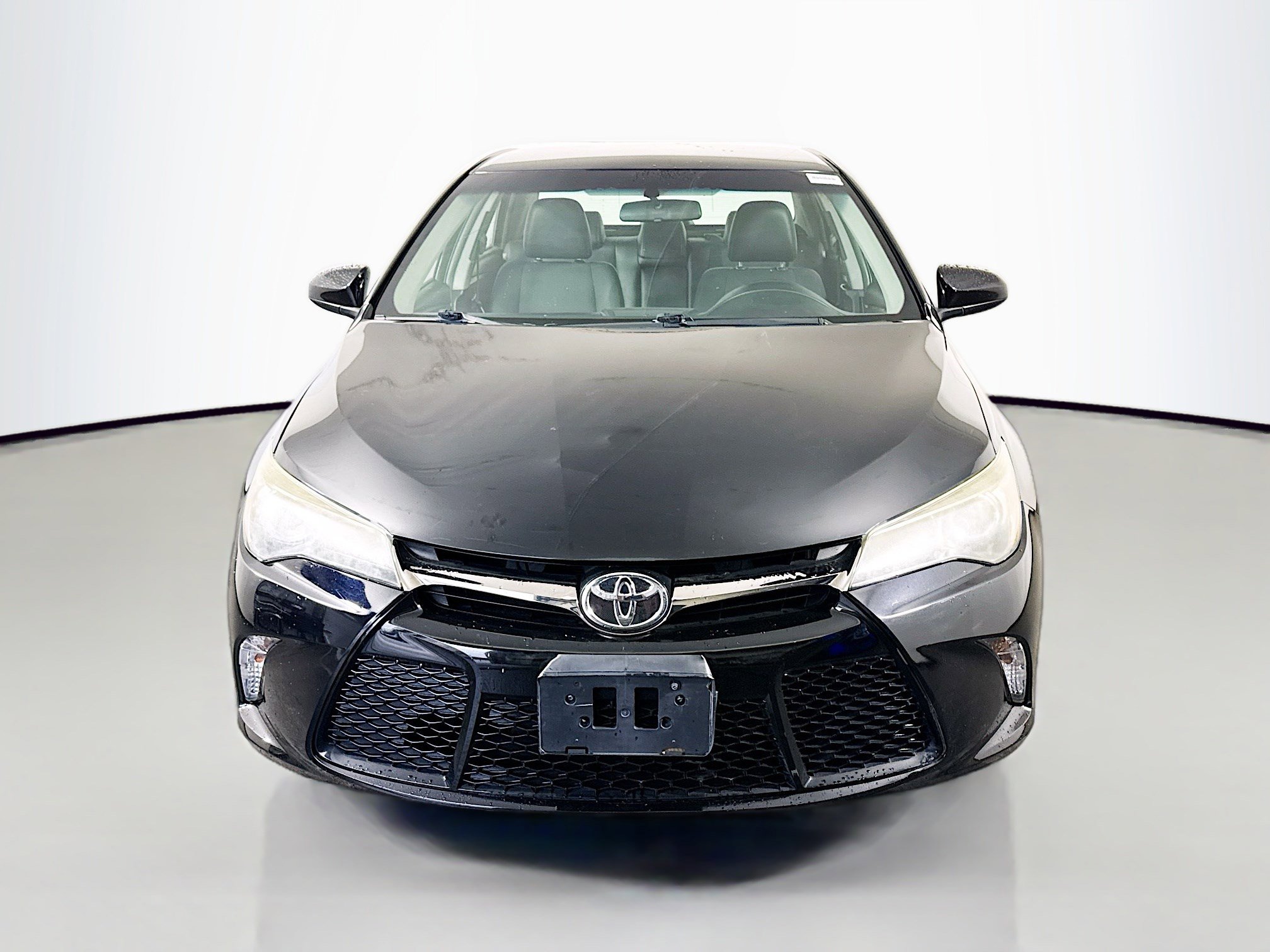 Used 2016 Toyota Camry SE image 2
