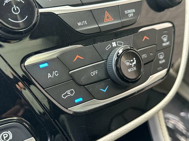 Used 2023 Chrysler Pacifica Limited FWD image 25