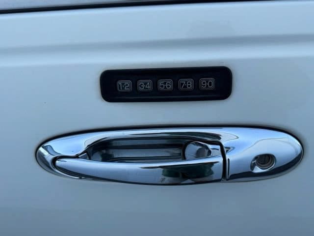 Used 2002 Lincoln Town Car Executive RWD image 19