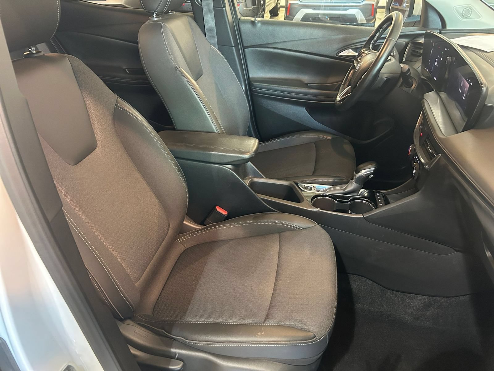 Used 2025 Buick Encore GX Preferred AWD/4WD image 34