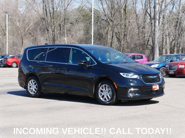 Used 2025 Chrysler Pacifica Select image 1