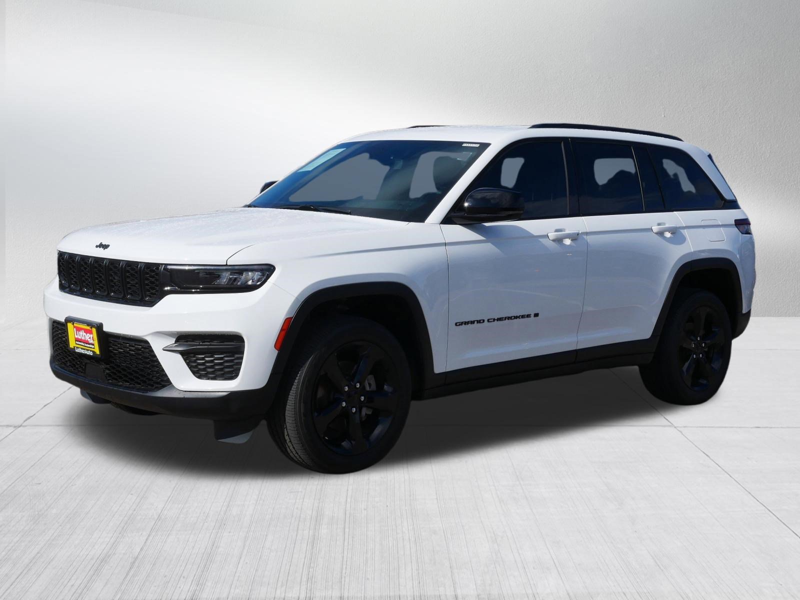 Used 2022 Jeep Grand Cherokee Altitude AWD/4WD image 3
