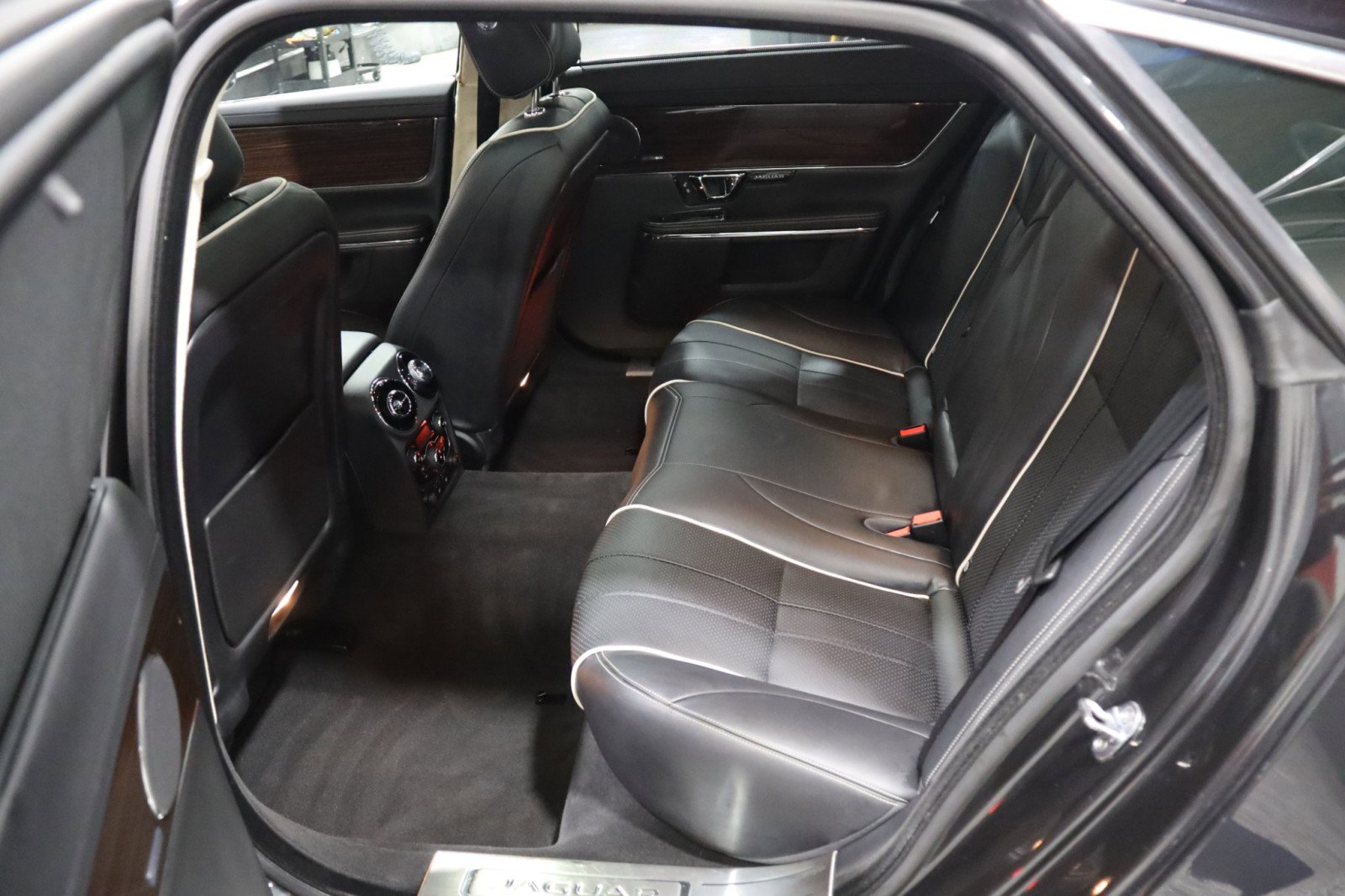 Used 2014 Jaguar XJ L Portfolio image 39
