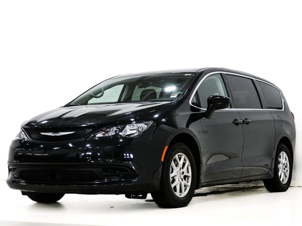 Used 2022 Chrysler Voyager LX image 3