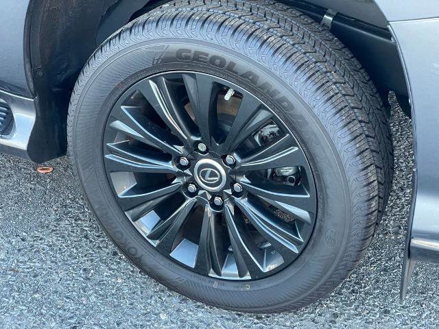 Used 2022 Lexus GX 460 Premium w/ Accessory Package image 24