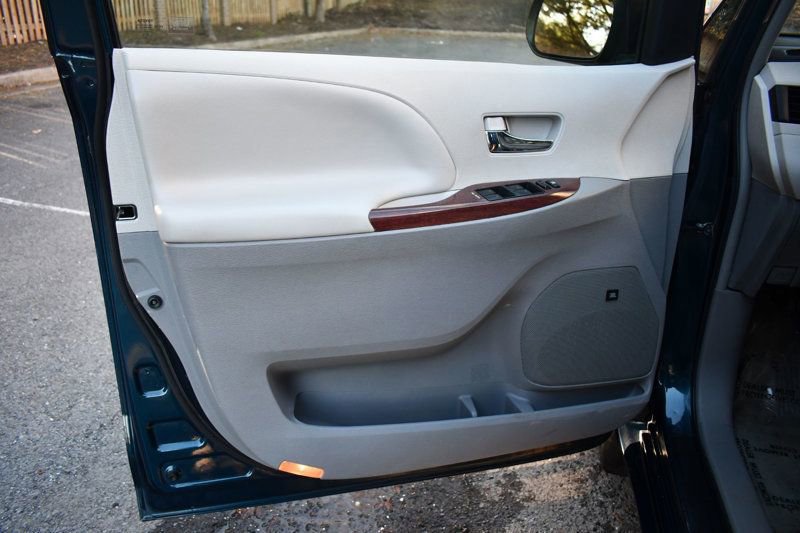 Used 2011 Toyota Sienna XLE w/ Premium Pkg image 14