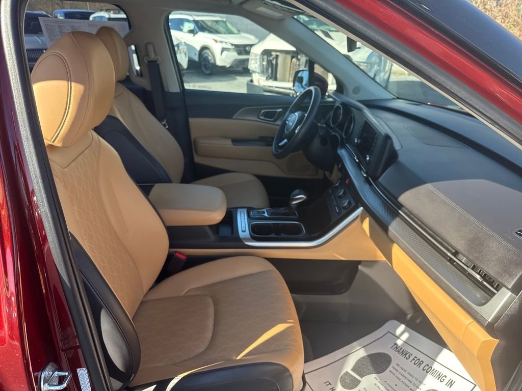 Used 2023 Kia Carnival LX image 30